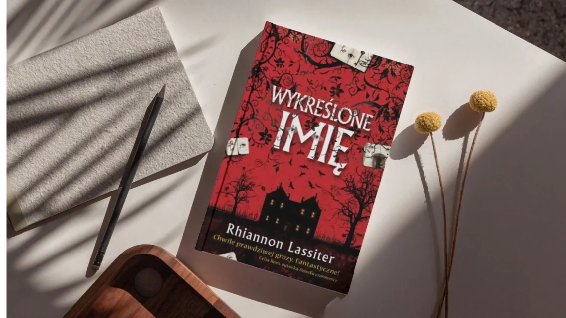 „Wykreślone imię” – Lassiter Rhiannon - Kot, kawa i książki