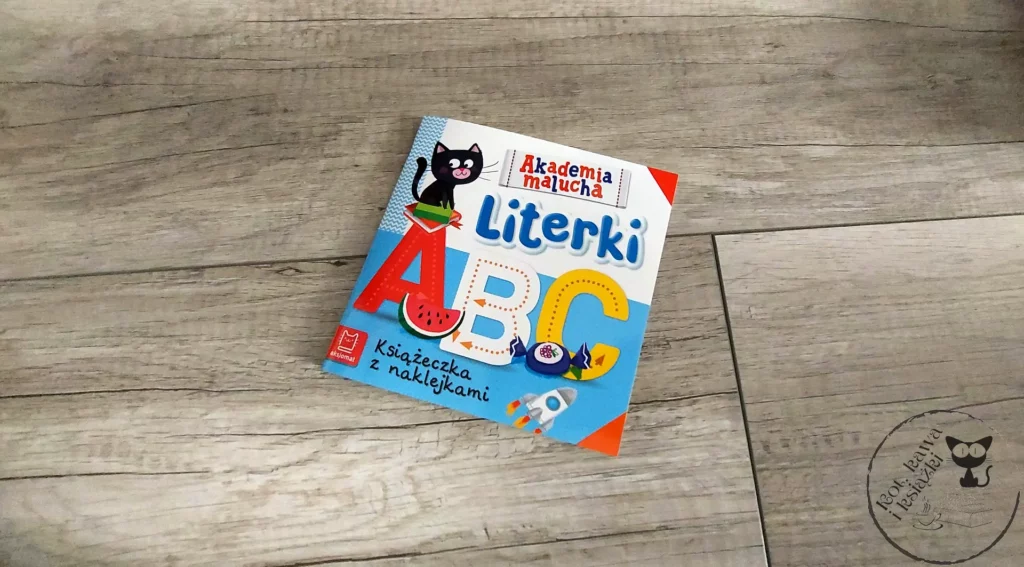 “Literki” - Książeczka z naklejkami i puzzle do pary - Kot, kawa i książki