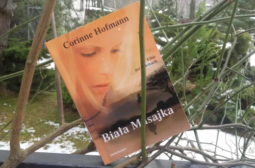 “Biała masajka” - Corinne Hofmann - Kot, kawa i książki