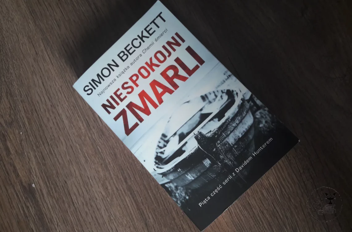 “Niespokojni zmarli” - Simon Beckett - Kot, kawa i książki