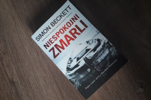 “Niespokojni zmarli” - Simon Beckett - Kot, kawa i książki