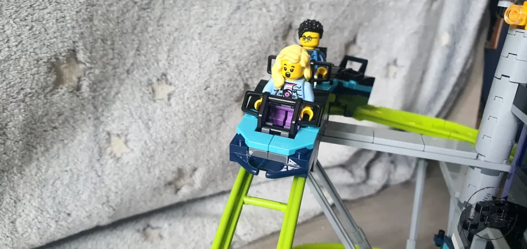 LEGO City 60421 "Park Świat Robotów z rollercoasterem" - Kot, kawa i książki