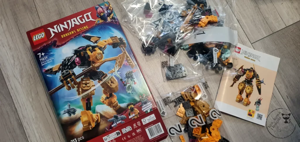 Zestaw LEGO Ninjago 71839 Mech Bojowy Spinjitzu Arina - Kot, kawa i książki