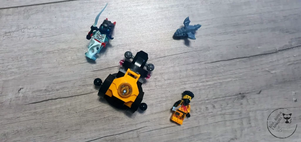 Zestaw LEGO Ninjago 71839 Mech Bojowy Spinjitzu Arina - Kot, kawa i książki