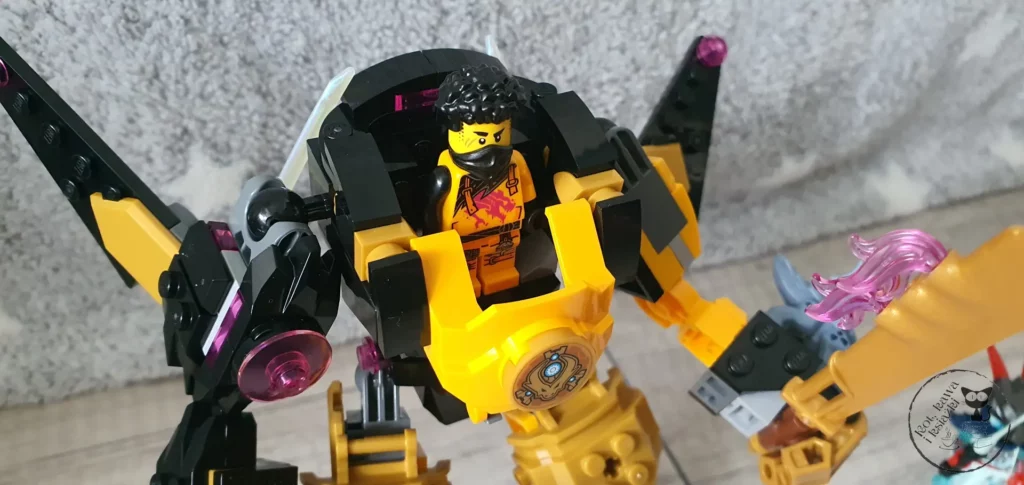 Zestaw LEGO Ninjago 71839 Mech Bojowy Spinjitzu Arina - Kot, kawa i książki