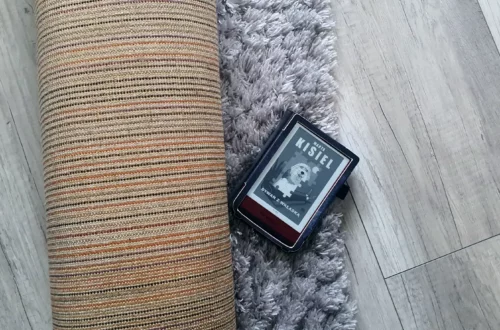 "Dywan z wkładką"  - Marta Kisiel - Kot, kawa i książki