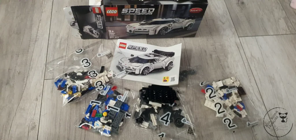 LEGO Hipersamochód Bugatti Centodieci 77240  - Kot, kawa i książki 
