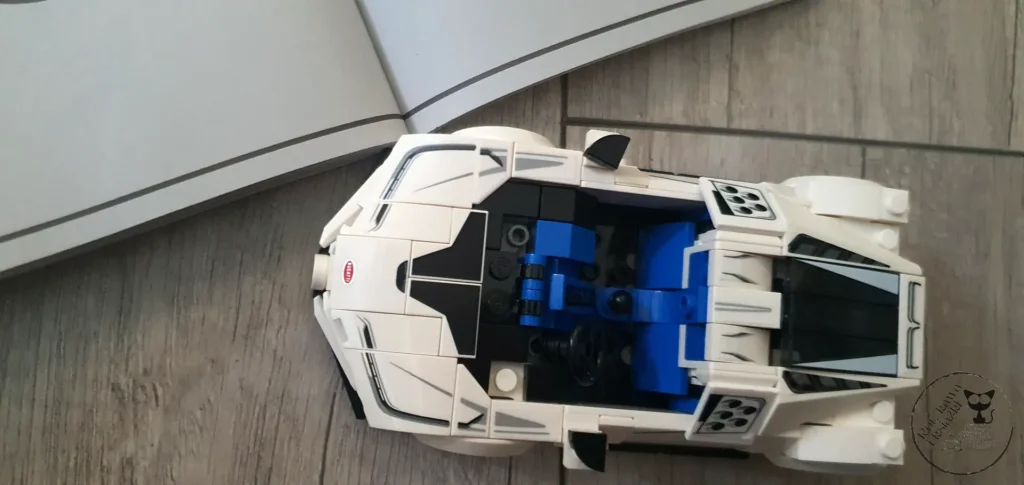 LEGO Hipersamochód Bugatti Centodieci 77240  - Kot, kawa i książki 