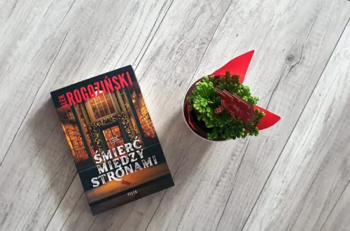 „Śmierć między stronami” – Alek Rogoziński - Kot, kawa i książki