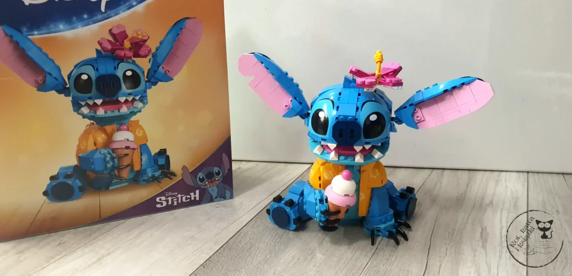 LEGO Disney Stitch 43249 - Kot, kawa i książki