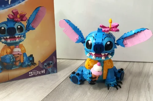 LEGO Disney Stitch 43249 - Kot, kawa i książki