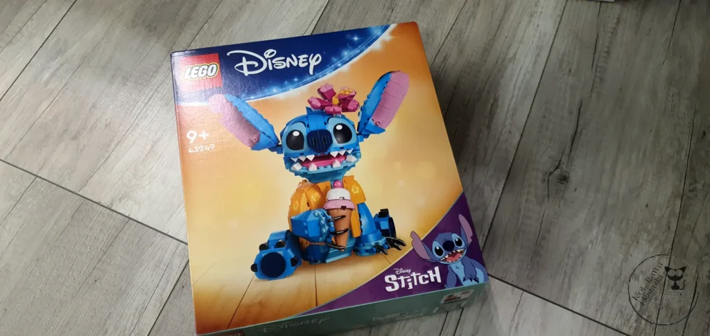 LEGO Disney Stitch 43249 - Kot, kawa i książki 