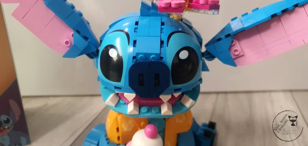 LEGO Disney Stitch 43249 - Kot, kawa i książki 