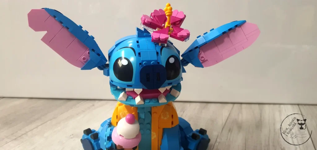 LEGO Disney Stitch 43249 - Kot, kawa i książki 