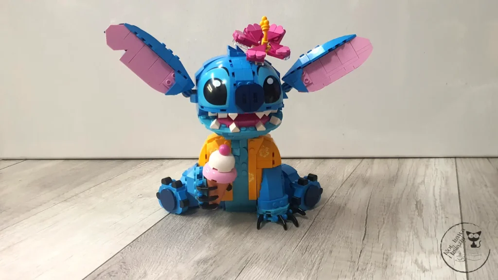 LEGO Disney Stitch 43249 - Kot, kawa i książki 