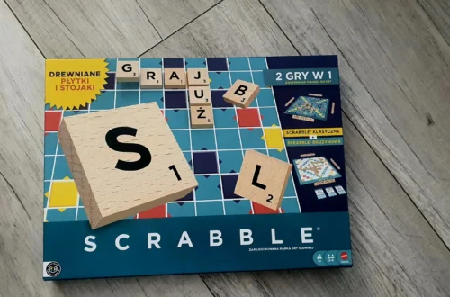 Scrabble Drewniane płytki i stojaki (JGR65) Rodzinna Gra 2 w 1 - Kot, kawa i książki