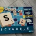 Scrabble Drewniane płytki i stojaki (JGR65) Rodzinna Gra 2 w 1 - Kot, kawa i książki
