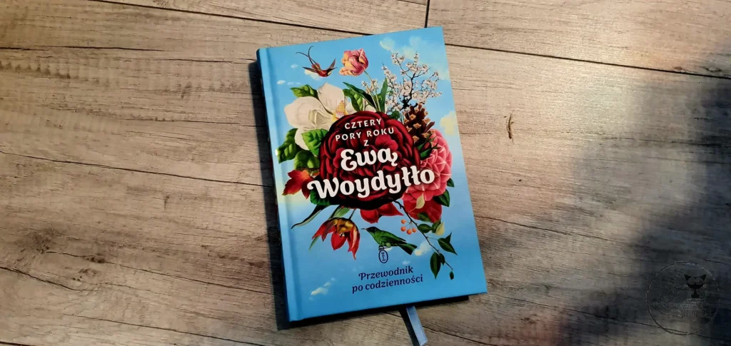 "Cztery pory roku z Ewą Woydyłło. Przewodnik po codzienności" - Ewa Woydyłło - Kot, kawa i książki