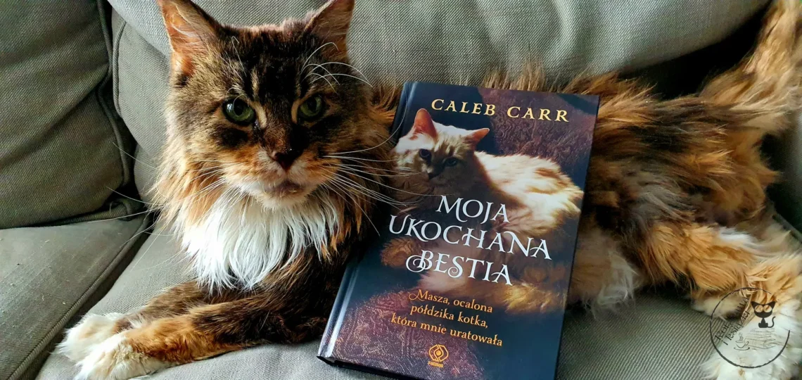 "Moja ukochana bestia. Masza, ocalona półdzika kotka, która mnie uratowała" - Caleb Carr - Kot, kawa i książki