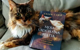 "Moja ukochana bestia. Masza, ocalona półdzika kotka, która mnie uratowała" - Caleb Carr - Kot, kawa i książki