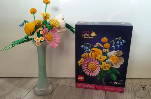 LEGO Botanicals 10347 Mały słoneczny bukiet - Kot, kawa i książki
