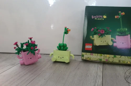 LEGO Botanicals „Bujające się roślinki” 11506 - Kot, kawa i książki