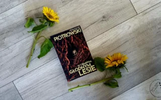 "W ciemnym, głodnym lesie" - Przemysław Piotrowski - Kot, kawa i książki