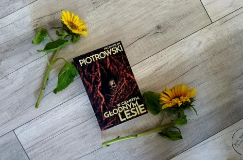 "W ciemnym, głodnym lesie" - Przemysław Piotrowski - Kot, kawa i książki