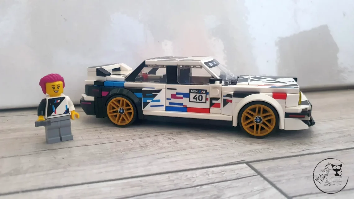 LEGO Speed Champions 77263 "BMW M3 (E30)" - Kot. kawa i książki