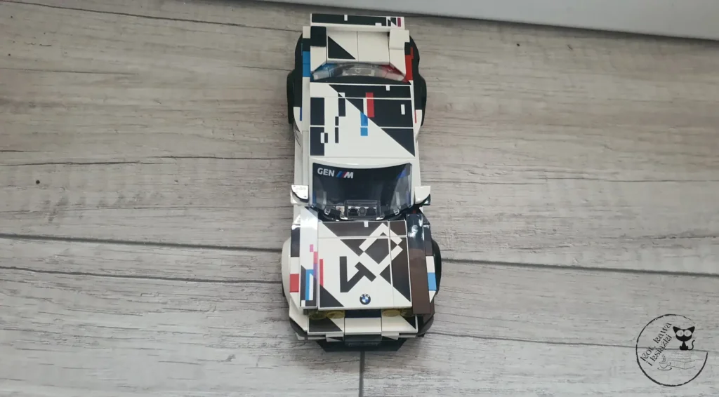 LEGO Speed Champions 77263 "BMW M3 (E30)" - Kot, kawa i książki